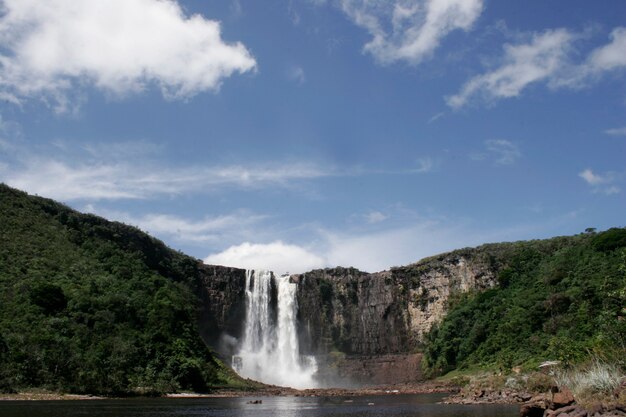 Waterval tussen bergen overdag