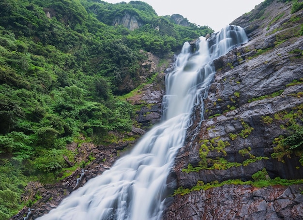 waterval van grote berg