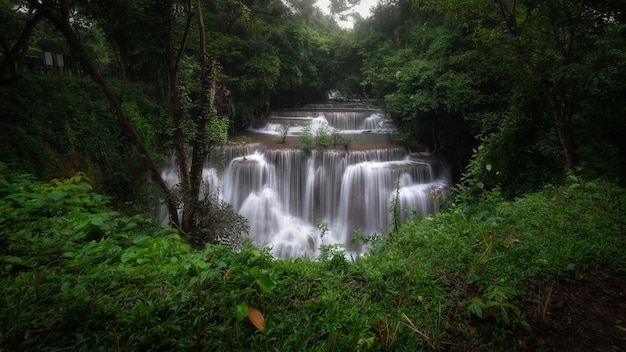 Waterval Waterval in Kanjanaburi Thailand Huay Mae Kamin waterval Nation Park