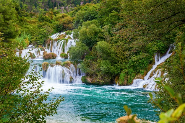 Watervallen door bomen in Nationaal Park KRKA, Kroatië