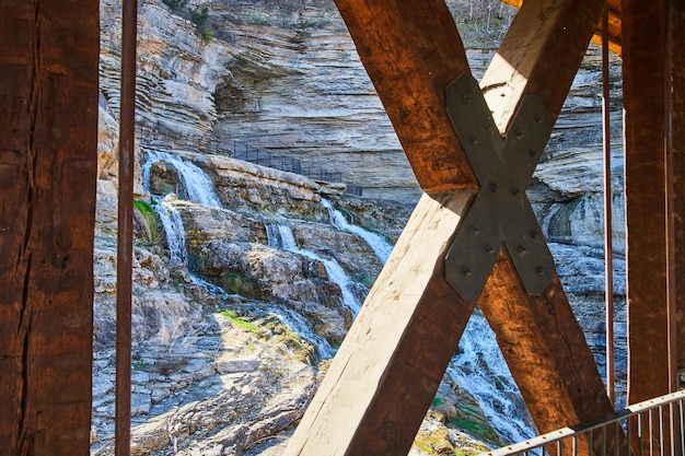 Watervallen gezien vanaf houten brug met X-patronen