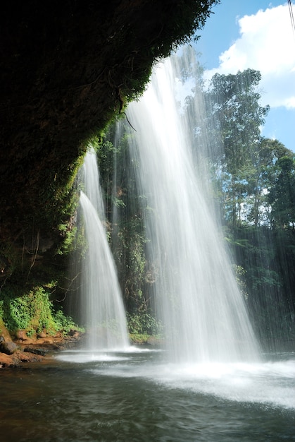 Watervallen in substad van pakse champasak, zuid laos. ziet eruit als een grot