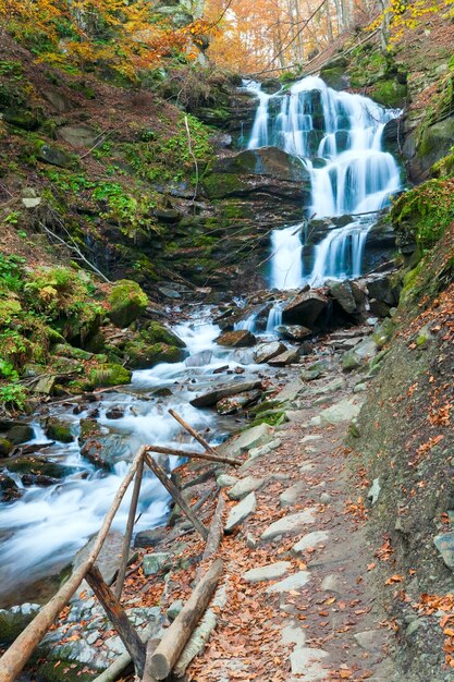 Watervallen op Rocky Stream, die door het herfstbergbos lopen