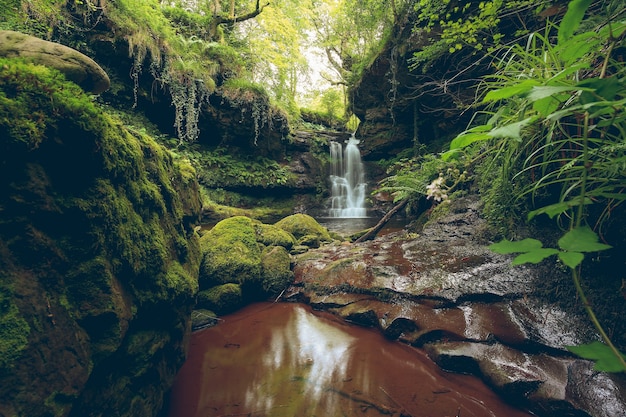 Watervallen van de Ajan-rivier bij de stad Vega de Pas in Cantabrië