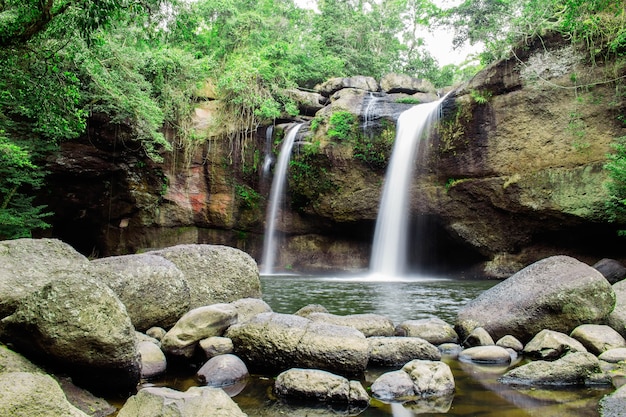 watervallen van de natuur op de berg.