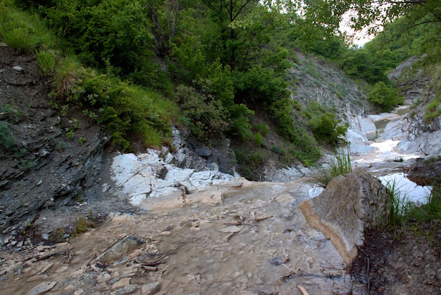 Watervallen van Novorossiysk Circassian Gorge Twaalf watervallen Krasnodar regio Rusland Tot nu toe zijn tijdens wandelingen pijlpunten schedels en sieraden te vinden