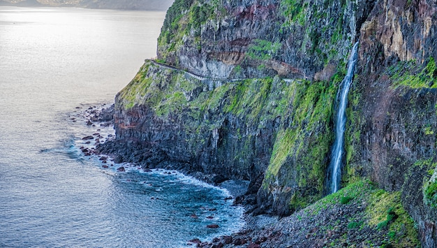 Watervalsluier van de bruid in het eiland madeira, portugal.