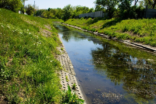 Foto watervervuiling in een stedelijke rivier