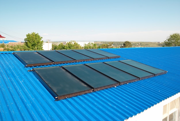 Waterverwarmingssysteem op zonne-energie op het dak van het huis.