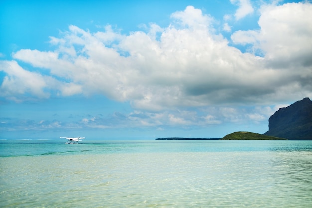 Watervliegtuig begint op te stijgen op het eiland Mauritius in de Indische Oceaan.