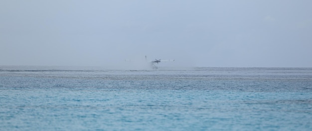 watervliegtuigvlucht op zee