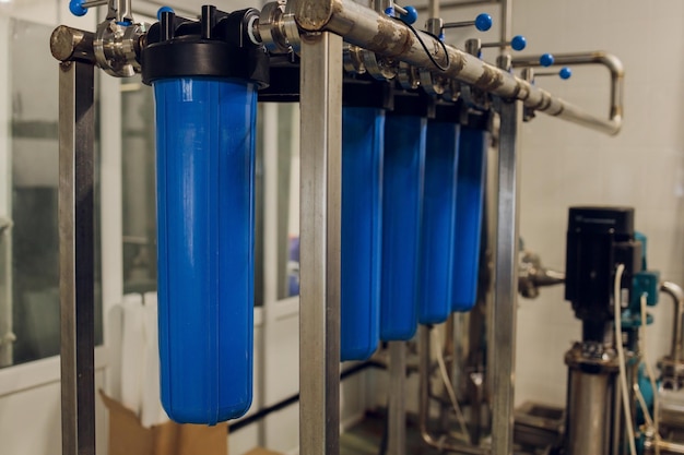 Foto waterzuiveringsfilterapparatuur in fabriekswerkplaats