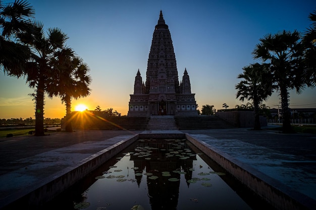 Photo watpanyanantaram or mahabodhi temple bodh gaya pagoda in thailand at sunset culture religion architecture