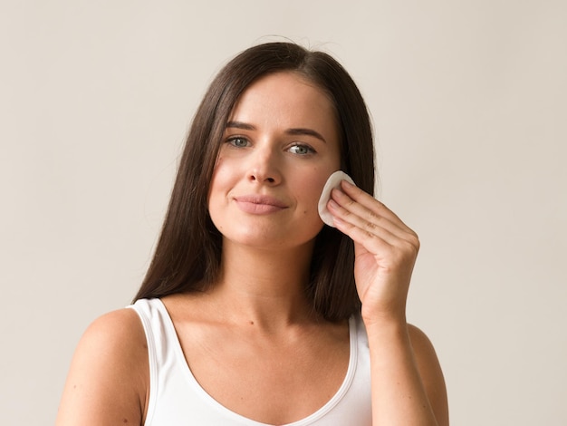 Wattenschijfje vrouw gezicht verwijderen make-up gezonde huid natuurlijke make-up. Studio opname.