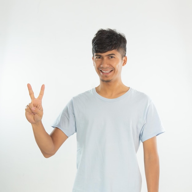 Wauw en verrast gezicht van de Aziatische man in blauwe t-shirt Aantrekkelijke uitdrukking