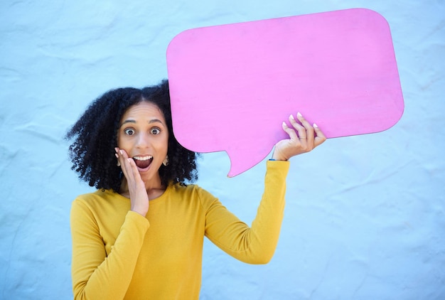 Wauw portret en zwarte vrouw met tekstballon in studio voor reclamemodel op blauwe achtergrond Gezicht omg en meisje met reclamebord of poster op nieuws sociale media of korting voor schokverkoop