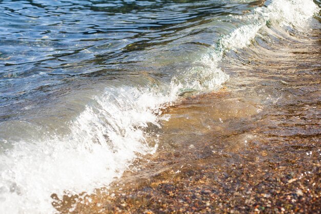 Foto onda sul mare adriatico, spiaggia di ciottoli