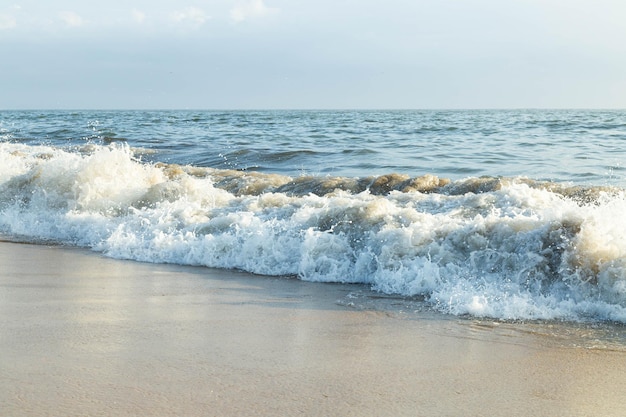 写真 ポルトガルのマトジニョビーチの砂の近くで砕ける波.jpg