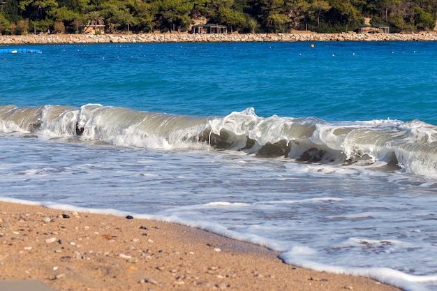 L'onda combatte sulla costa. un surf sul mar mediterraneo. la costa della turchia