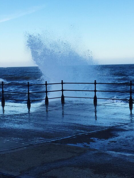 Foto l'onda che scorre nel mare contro il cielo