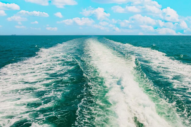 Волна с скоростной лодки на голубом море