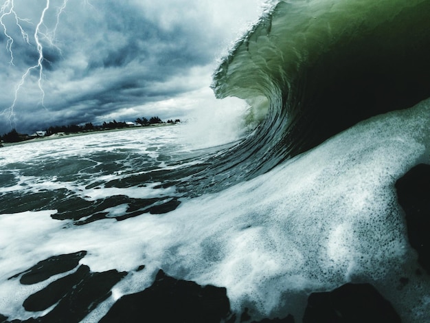 写真 嵐の時の海の波