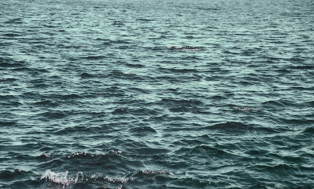 波模様の表面の新鮮なまたは海の貯水池。水面の海や海の波にラッピング川の波の壁紙の背景。背景自然壁紙のコンセプト。写真は湖を波打つ。コピースペース