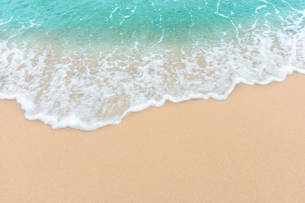 Photo a wave of sea on an empty sandy beach