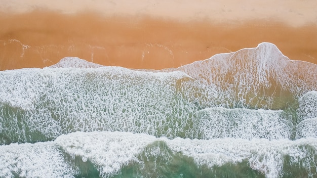 Photo wave of the sea on the sand beach