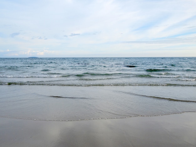 砂のビーチで海の波