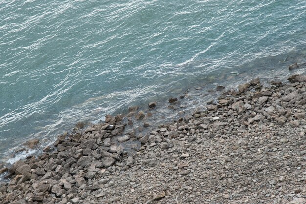 海と石の波