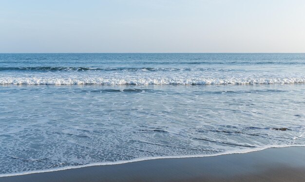 砂浜と海の波