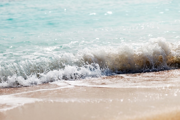 Wave spatten op een strand.