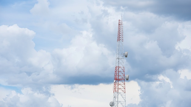 Фото Волновая передача мачты большого телефонного сигнала с ярко-синим небом.