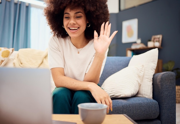 Wave videogesprek en laptop met vrouw op bank voor digitale communicatie en internet Gelukkige technologie en online met latino vrouw en glimlach in de woonkamer terwijl ze praten website en ontspannen