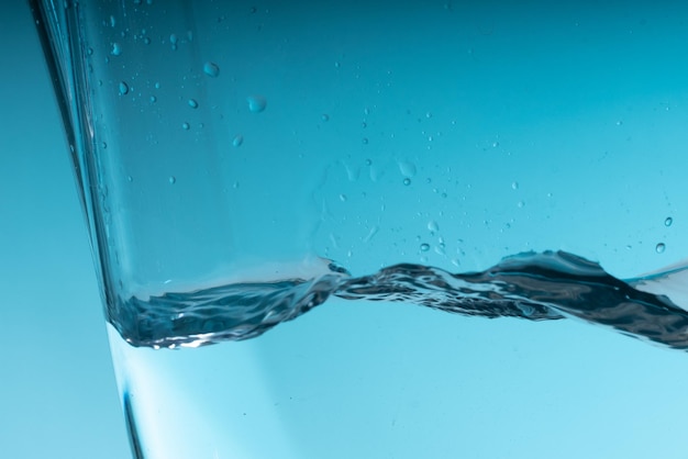 유리 용기에 물의 물결 깨끗하고 맑은 물