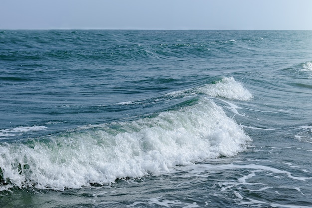 Onda di oceano bianco sulla spiaggia di sabbia.