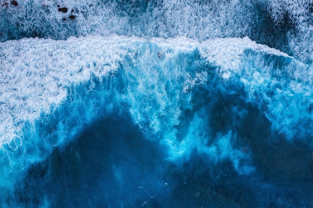 Onde come sfondo sfondo blu acqua dalla vista dall'alto mare e spiaggia seacape dal drone immagine di viaggio bali indonesia