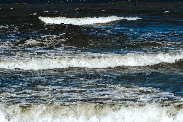 Волны на Балтийском море в Клайпеде весной Концепция туризма в Европе