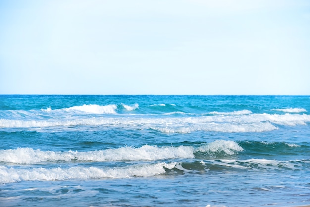 Волны на голубой морской воде на пляже