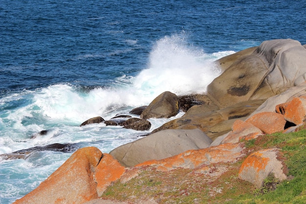 Foto le onde che si scontrano con le rocce in mare