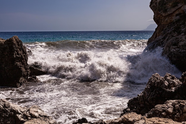 写真 シチリアの岩の上を波が打ち破る