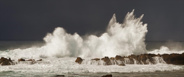 Photo waves breaking on rocks