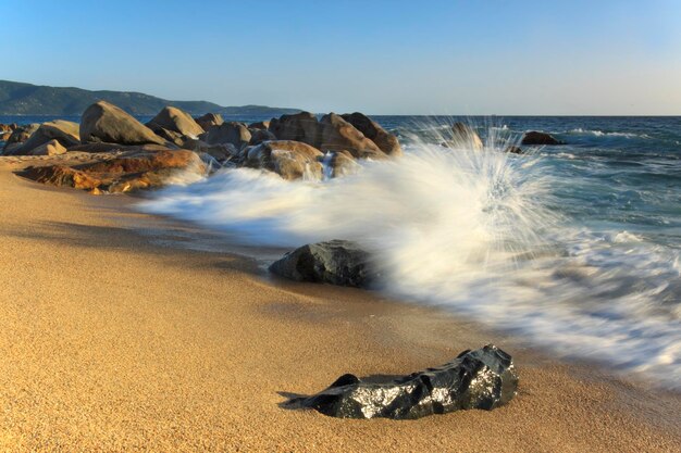 Foto le onde che si rompono sulla riva