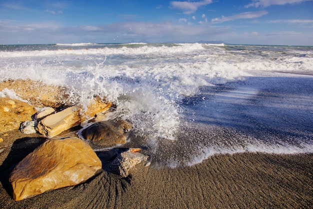 Onde sulla costa del mare