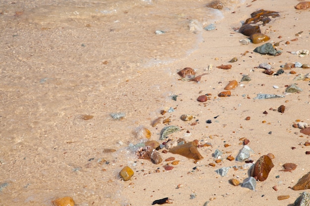 Photo waves crashing on a beach.