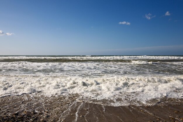 イタリア、シチリア島、ティレニア海の岸に打ち寄せる波