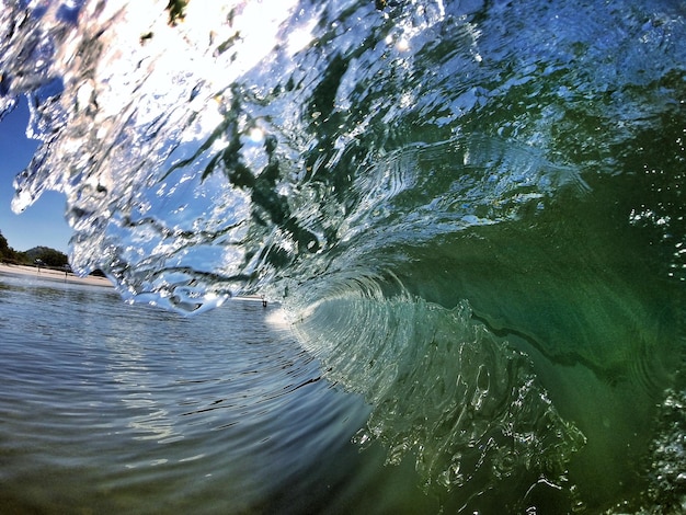 Foto le onde che scorrono in mare