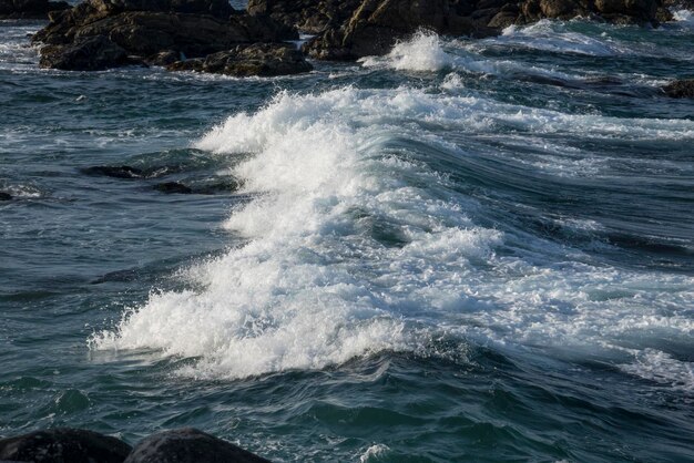 Foto le onde che scorrono in mare