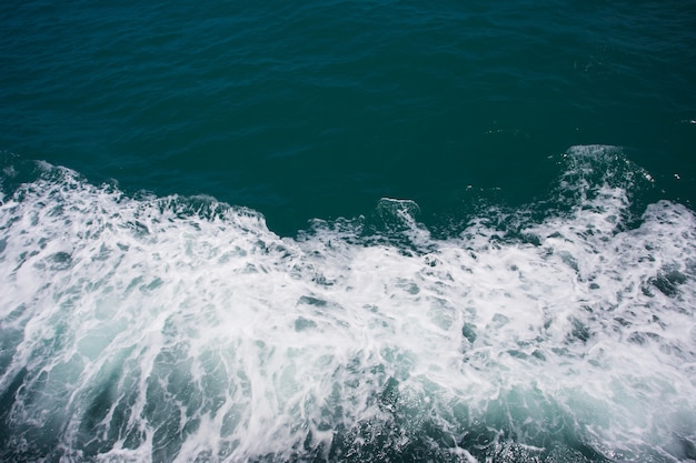 Foto onde, schiuma e scia causate dalla nave da crociera nel mare.